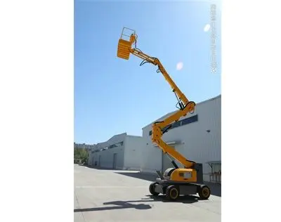 柴油(yóu)屈臂式升降(jiang)平台車